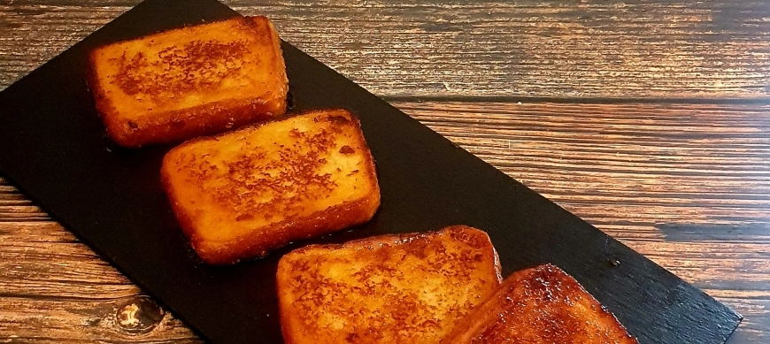 Torrijas con chocolate blanco caramelizadas
