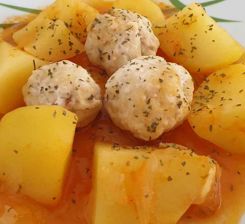 Patatas guisadas con albóndigas de pollo