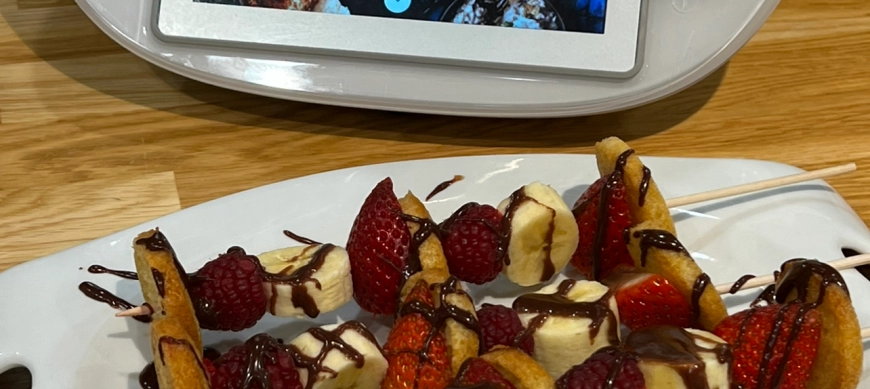 Pincho de fruta con mini cofres crujientes