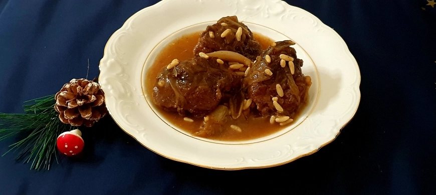 Carrilleras en salsa de Oporto con chalotas