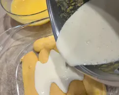 Step <p><span style="font-weight: normal;">Extienda la mitad de la mezcla de mascarpone sobre la base de bizcochos. </span></p><p><br></p> illustration