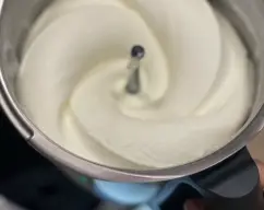 Step <p><span style="font-weight: normal;">Ahora preparamos la Nata montada, primero pulverizamos el Eritritol a </span>10seg/Vel 10<span style="font-weight: normal;">. </span></p><p><span style="font-weight: normal;">Colocamos la mariposa y echamos la nata bien fría, </span>batiendo a Vel 3,5<span style="font-weight: normal;">. Hasta que no escuchemos el ruido de salpicar líquido (nata) y miramos x el focal y vemos la nata montada como en la foto. </span></p><p><span style="font-weight: normal;">Ahora ya podemos pasar a una manga pastelera y montar nuestra tarta, un piso, nutella y la nata con la boquilla que más nos guste, otro piso, nutella y nata. Así hasta los pisos que queramos y arriba en una esquina decoramos con las fresas y flor. </span></p> illustration