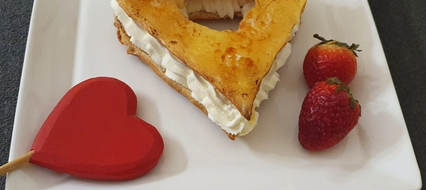 Corazón de hojaldre y yema quemada