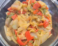 Step <p><span style="font-weight: normal;">Hacemos los dorados de los pimientos y cebolla, buscamos en la lupa del THERMOMIX dorados de pimientos de 200gr y una vez dorados, reservamos. </span></p> illustration