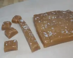 Step <p>Dejar enfriar el caramelo durante 35 minutos. Con un cuchillo, cortar cuando aún está templado en rectángulos pequeños de 1x3 cm aprox. Dejar enfriar completamente y envolver en cuadrados de papel de hornear. Conservar en un recipiente hermético </p> illustration