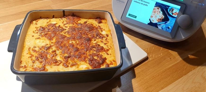 Gratén de huevos rellenos de pollo