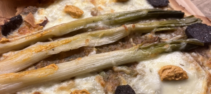 PIZZA DE "CALÇOTS" CARAMELIZADOS Y BUTIFARRA NEGRA
