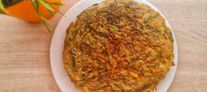 Tortilla de alcachofas, ajetes y espárragos trigueros con Thermomix