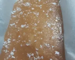 Step <p>Dejar templar 5 minutos y espolvorear la superficie con escamas de sal al gusto.</p> illustration