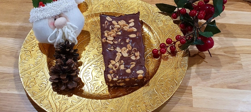 Turrón de chocolate y cacahuetes fritos con miel