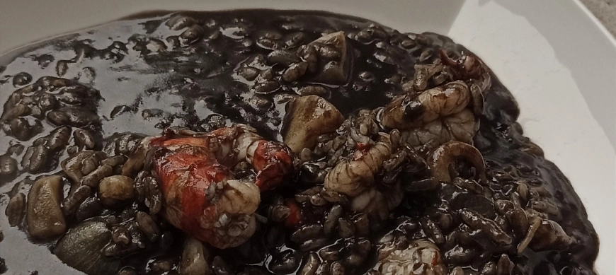 ARROZ NEGRO CON GAMBONES Y SEPIA