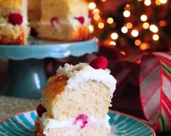 Step <p><span style="font-weight: normal;">Rellenamos con nata montada, pepitas de chocolate con leche, y si hacemos la versión de las frambuesas, pues ponemos unas pocas y añadimos el rey y el haba y tapamos. </span></p><p><span style="font-weight: normal;">Añadimos un poco de coco extra y a disfrutar o frambuesas x encima para decorar como en la foto.</span></p><p><span style="font-weight: normal;">Y para ti ¿cuál es tu roscón favorito?</span></p><p><span style="font-weight: normal;"><br></span><span style="-webkit-text-size-adjust: 100%;"> ¡Felices Reyes!</span></p> illustration