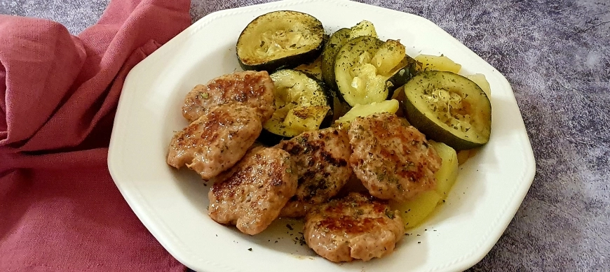 Mini hamburguesas con guarnición de patatas y calabacín