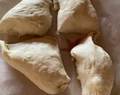 Step <p><span style="font-weight: normal;">Estirar cada masa sobre una hoja de papel vegetal, mientras tanto en tu thermomix busca la receta de cebolla caramelizada de 500 gr y pon el aceite y los calçots que tienes cortados a rodajas finitas.</span></p><p><span style="font-weight: normal;">Hornear la masa de pizza sola unos 4 minutos al horno a 200º , sacar del horno y poner encima la masa una capa de Calçot caramelizado, repartir al gusto mozzarela por encima del calçot, orégano, trocitos de butifarra negra y un par de calçots enteros cocidos al varoma.</span></p> illustration