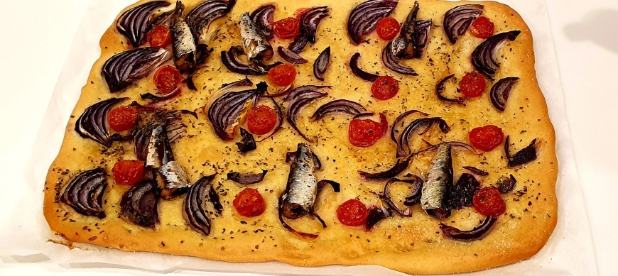 Coca de cebolla y sardinillas