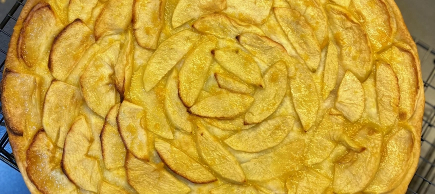 Tarta de manzana con glaseado de albaricoque