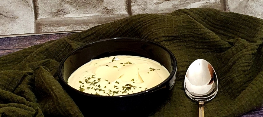 Crema de puerro con parmesano y almendras
