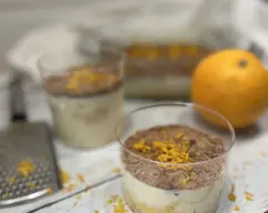 Step <p><span style="font-weight: normal;">Remoje los bizcochos restantes, colóquelos sobre la crema y cubra con el resto de la mezcla de mascarpone. Cubra con film transparente y refrigere durante 5 horas. Espolvoree con piel de naranja rallada y cacao en polvo, corte y sirva.</span></p> illustration