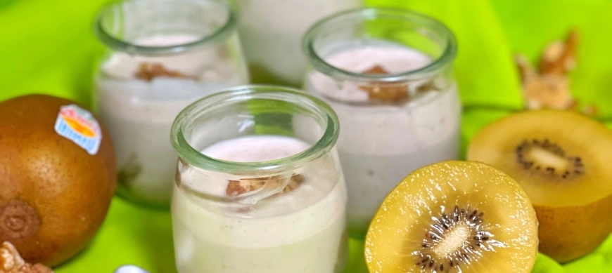 POSTRE DE KIWI CON SALSA YOGUR