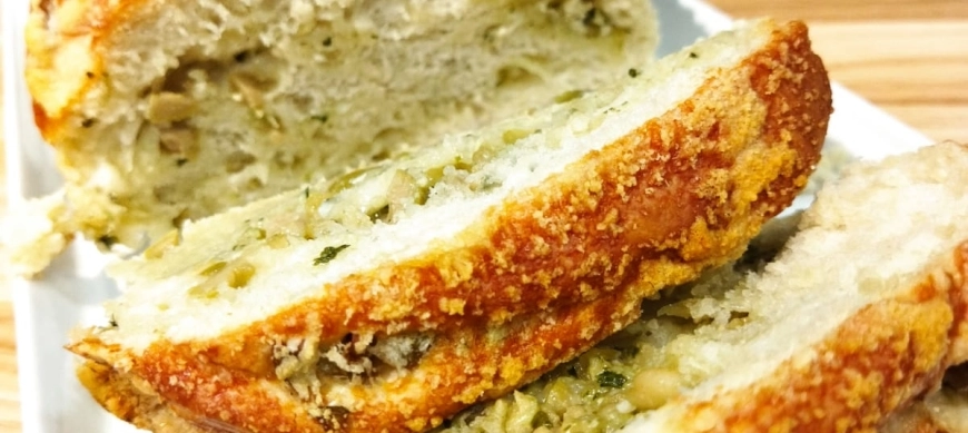 Pan con pesto y aceitunas