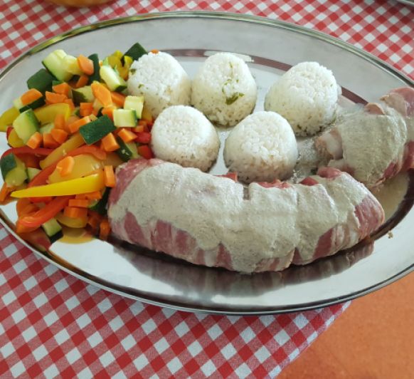 PASTEL DE CARNE AL VAPOR CON VERDURAS Y SALSA DE CHAMPIÑONES Y VASITOS DE ARROZ