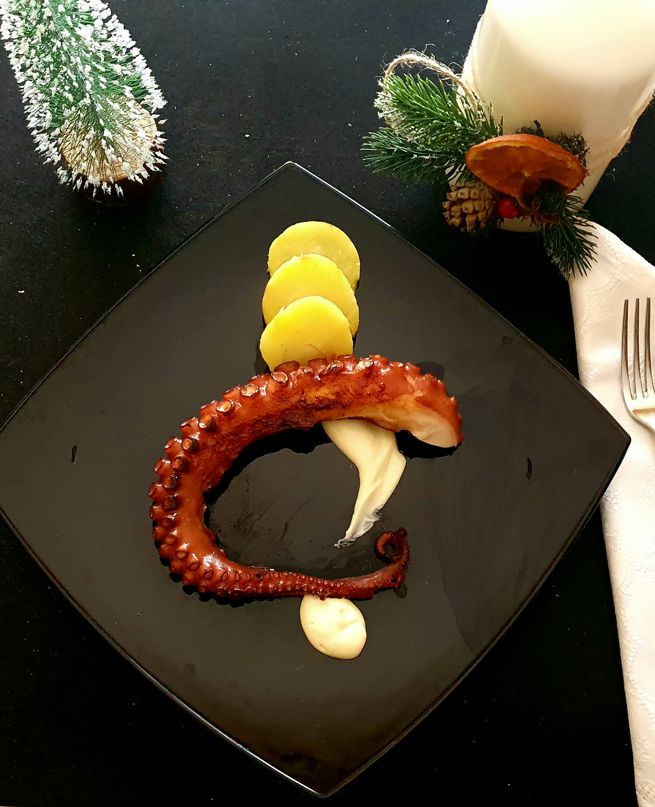 Pulpo a la parrilla con puré y mayonesa de wasabi Pescados y mariscos