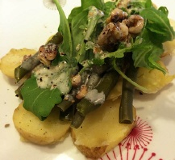Ensalada de judías verdes, patatas nuevas y rúcula con aliño de nueces