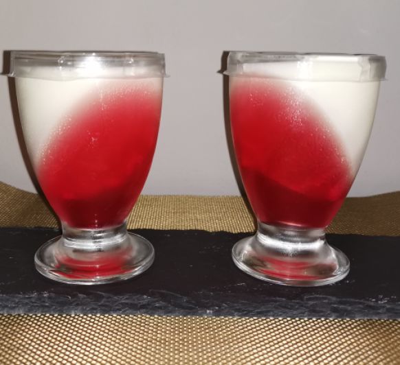 Panna Cotta con gelatina de fresa