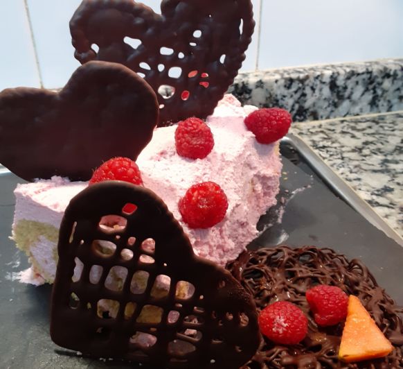 Brazo gitano de San Valentín con nata de fresa