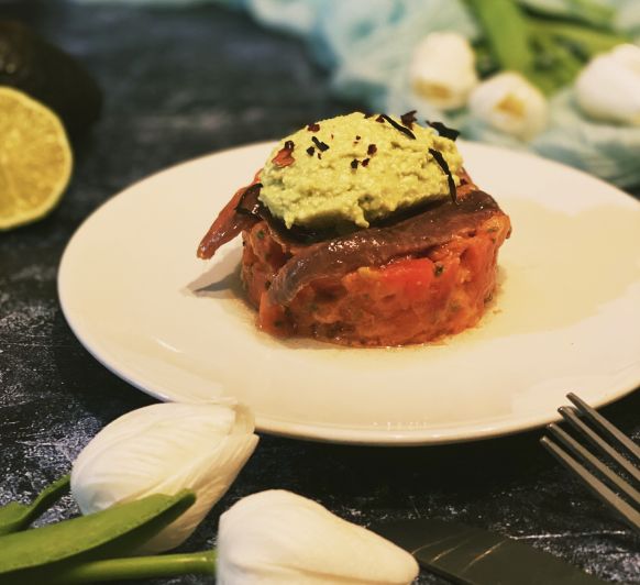 Helado de aguacate y lima, sobre tartár de tomate, anchoas y un toque de hibiscus!!
