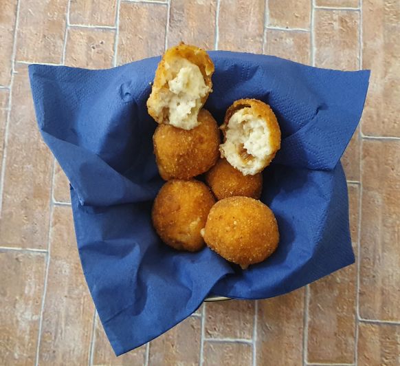 Croquetas de queso de cabra y cebolla crujiente