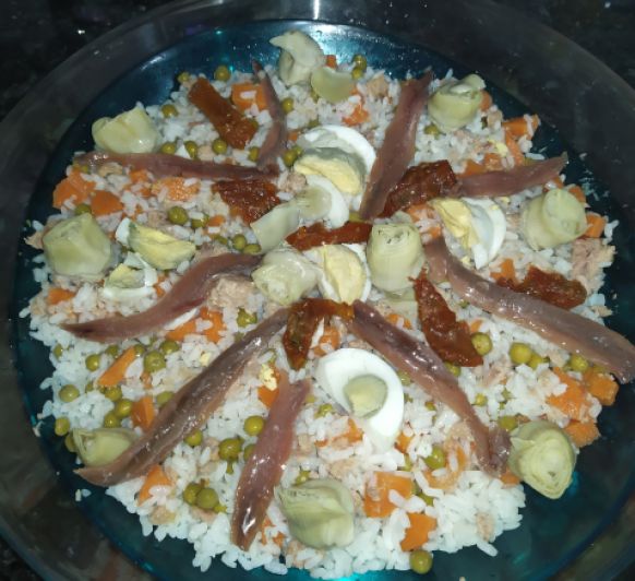 Ensalada de arroz con huevos y atún
