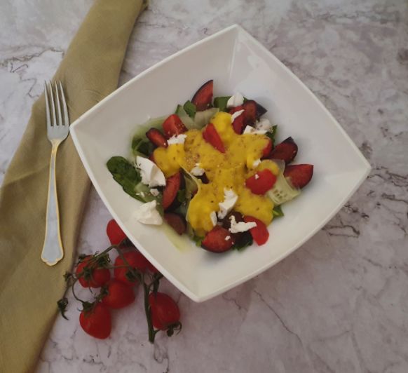 Ensalada de espinacas y ciruelas con vinagreta de mango