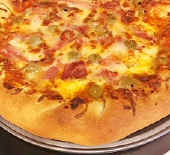 PIZZA CON BORDE RELLENO DE QUESO