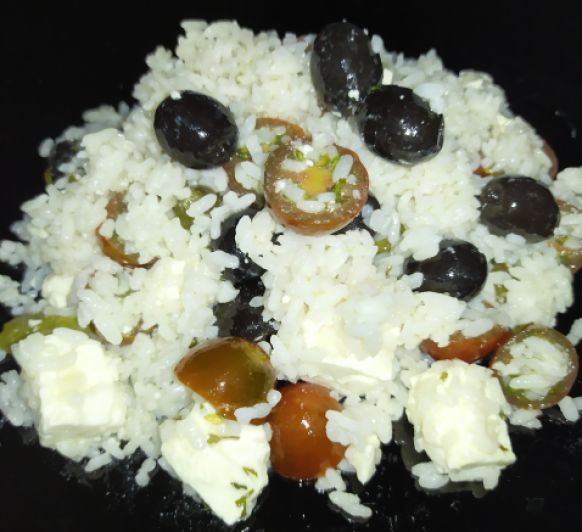 Ensalada griega de arroz