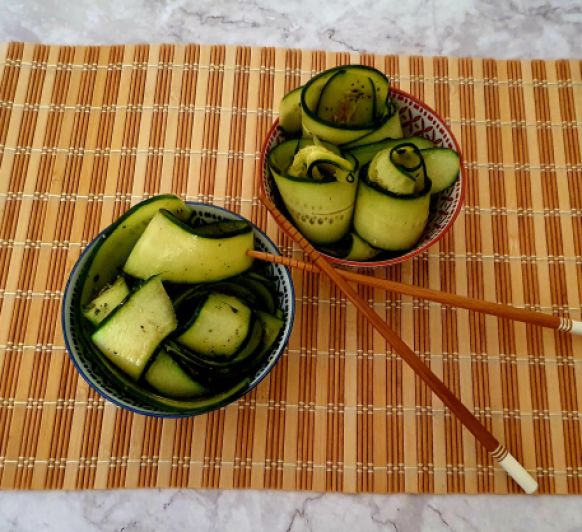 Ensalada japonesa de pepino con aliño aromático de hierbas