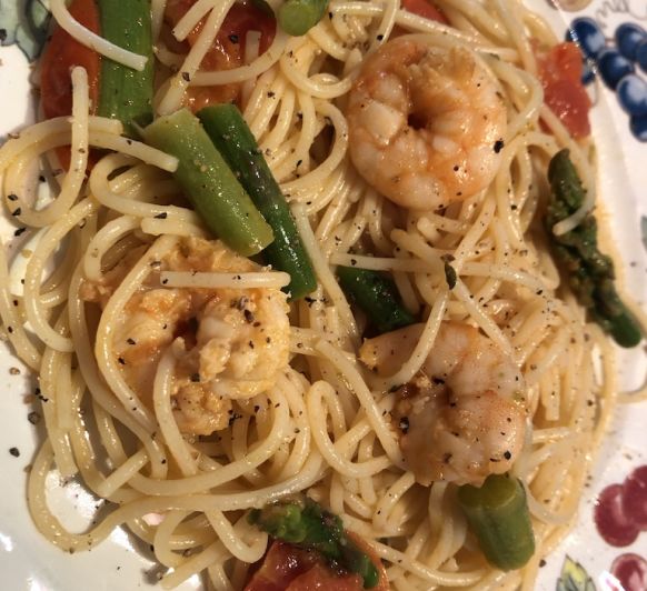ESPAGUETIS CON ESPARRAGOS, TOMATES Y LANGOSTINOS