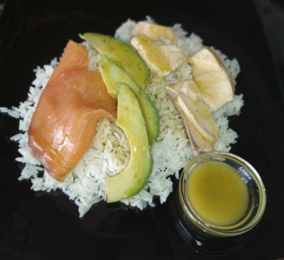 Ensalada nórdica de arroz y salmón con aliño de eneldo